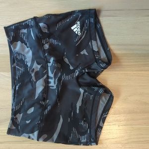 Adidas Medium Women's gray camo 4" inseam spandex Prime Green Aeroready shorts
